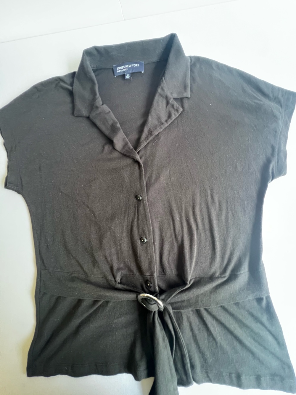 JONES NEW YORK SIGNATURE BLACK BUTTON-UP FRONT TOP W/SILVER RING BELT
MEDIUM